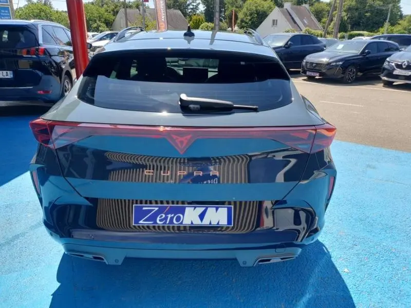 Vue arrière d'une CUPRA Formentor bleu Fjord 2026 avec feux arrière LED et double sortie d'échappement intégrée.