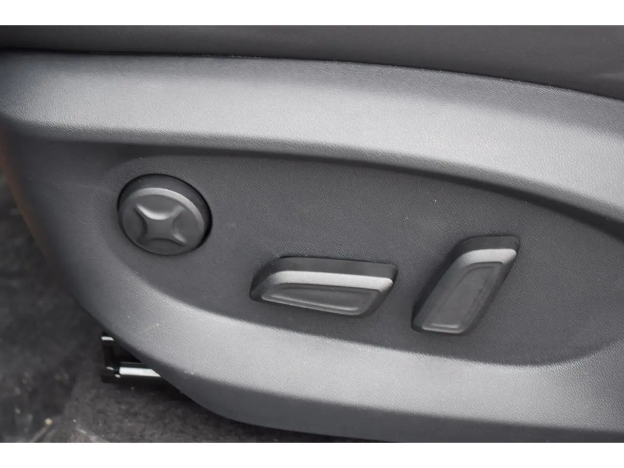 Gros plan sur les commandes électriques de réglage du siège conducteur noir du MG MOTOR EHS 1.5 Hybrid+ 224 ch Luxury.