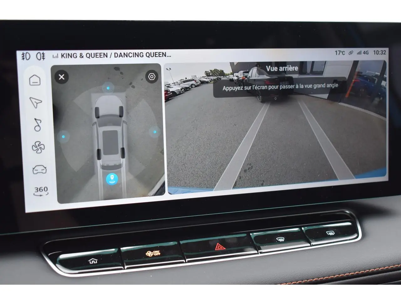 Écran intérieur du MG MOTOR EHS 1.5 Hybrid+ bleu montrant la caméra 360° et la vue arrière du stationnement.