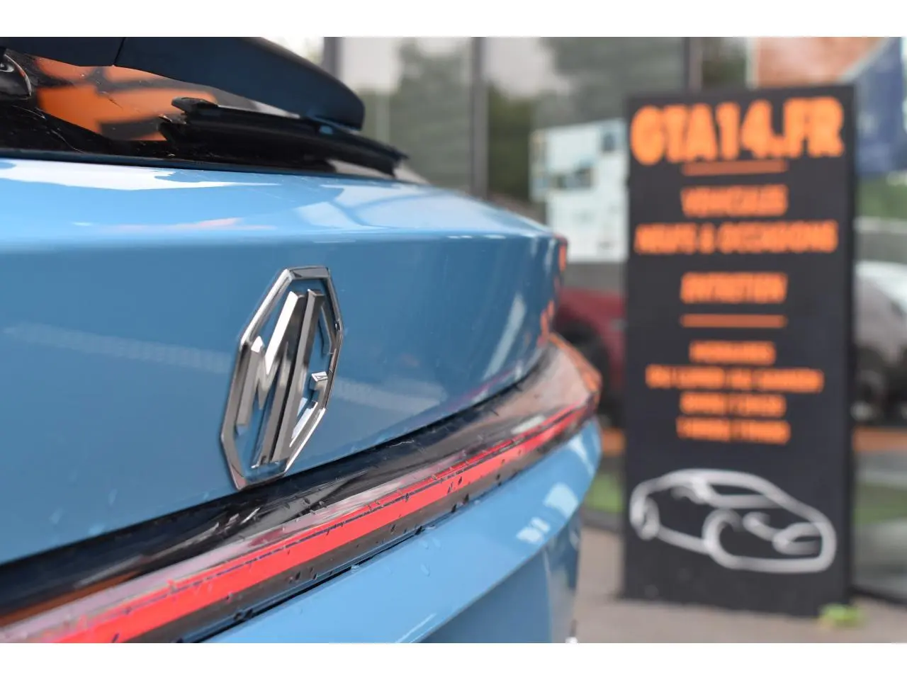 Gros plan sur l'arrière bleu du MG EHS 1.5 Hybrid+ 224 ch Luxury avec logo MG et feu arrière LED fin.
