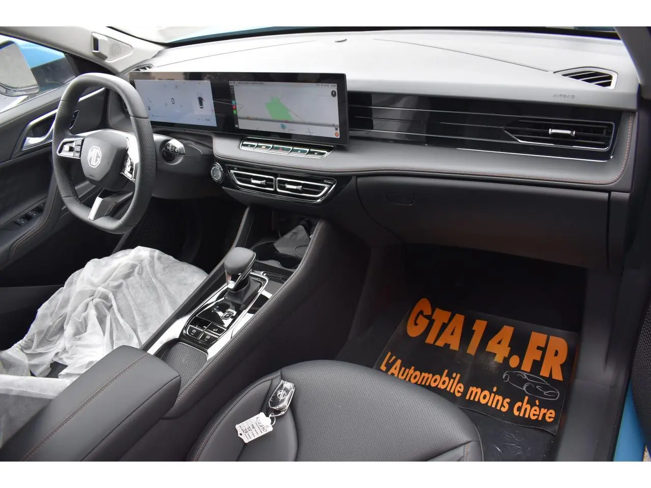 Vue intérieure côté conducteur du MG Motor EHS 1.5 Hybrid+ 224 ch Luxury avec tableau de bord moderne et écran tactile.