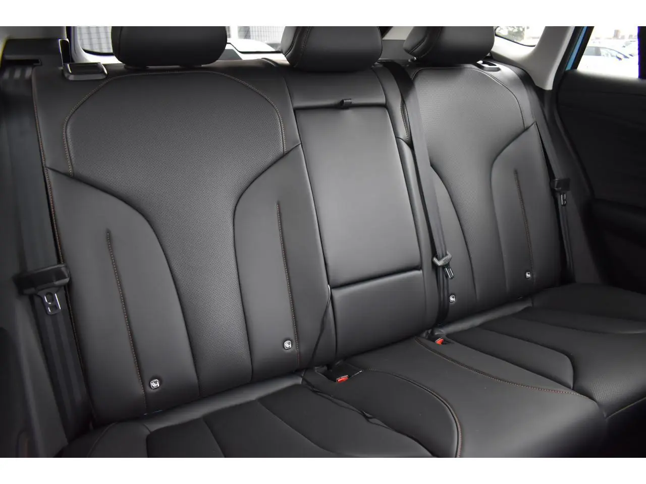 Vue intérieure sur la banquette arrière en cuir noir avec surpiqûres contrastantes du MG MOTOR EHS 2026.