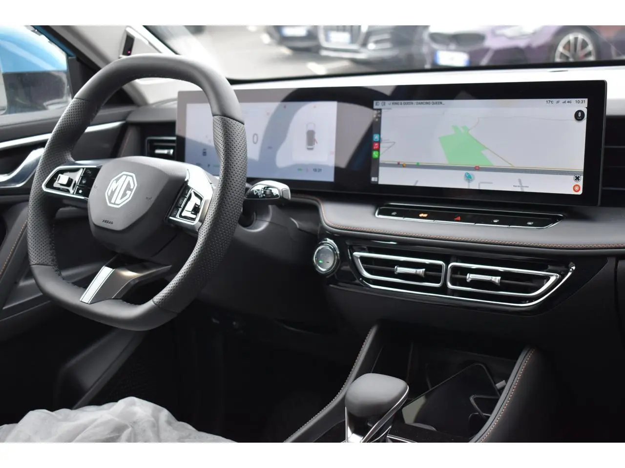 Vue intérieure côté conducteur du MG Motor EHS 1.5 Hybrid+ 224 ch Luxury avec tableau de bord numérique et volant multifonction.
