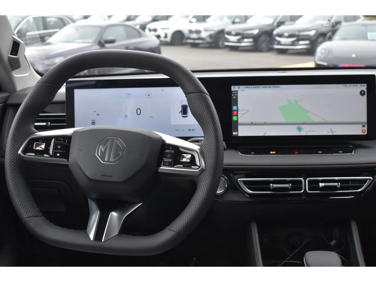 Vue intérieure centrée sur le volant multifonction et les deux écrans numériques du MG Motor EHS 1.5 Hybrid+ 2026.