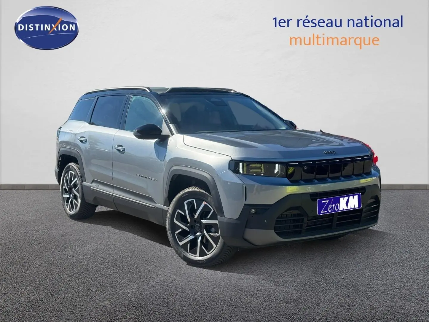 Jeep Compass Yosemite 2026 vue 3/4 avant côté gauche, carrosserie grise avec toit noir et jantes alu noires.