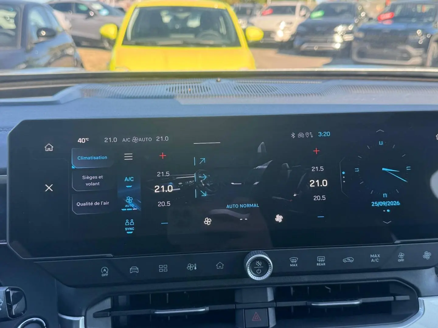 Vue de face du tableau de bord numérique du Jeep Compass 2026 avec écran tactile affichant la climatisation et l'horloge digitale.