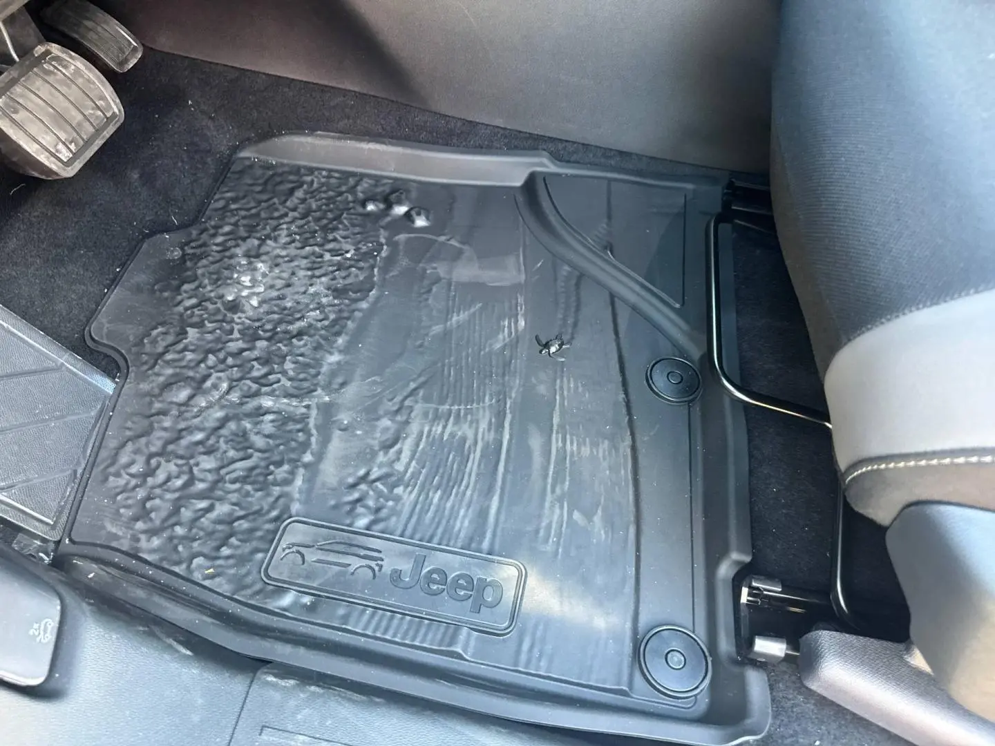 Gros plan sur le tapis de sol noir avec logo Jeep, côté conducteur intérieur du Jeep Compass 2026.