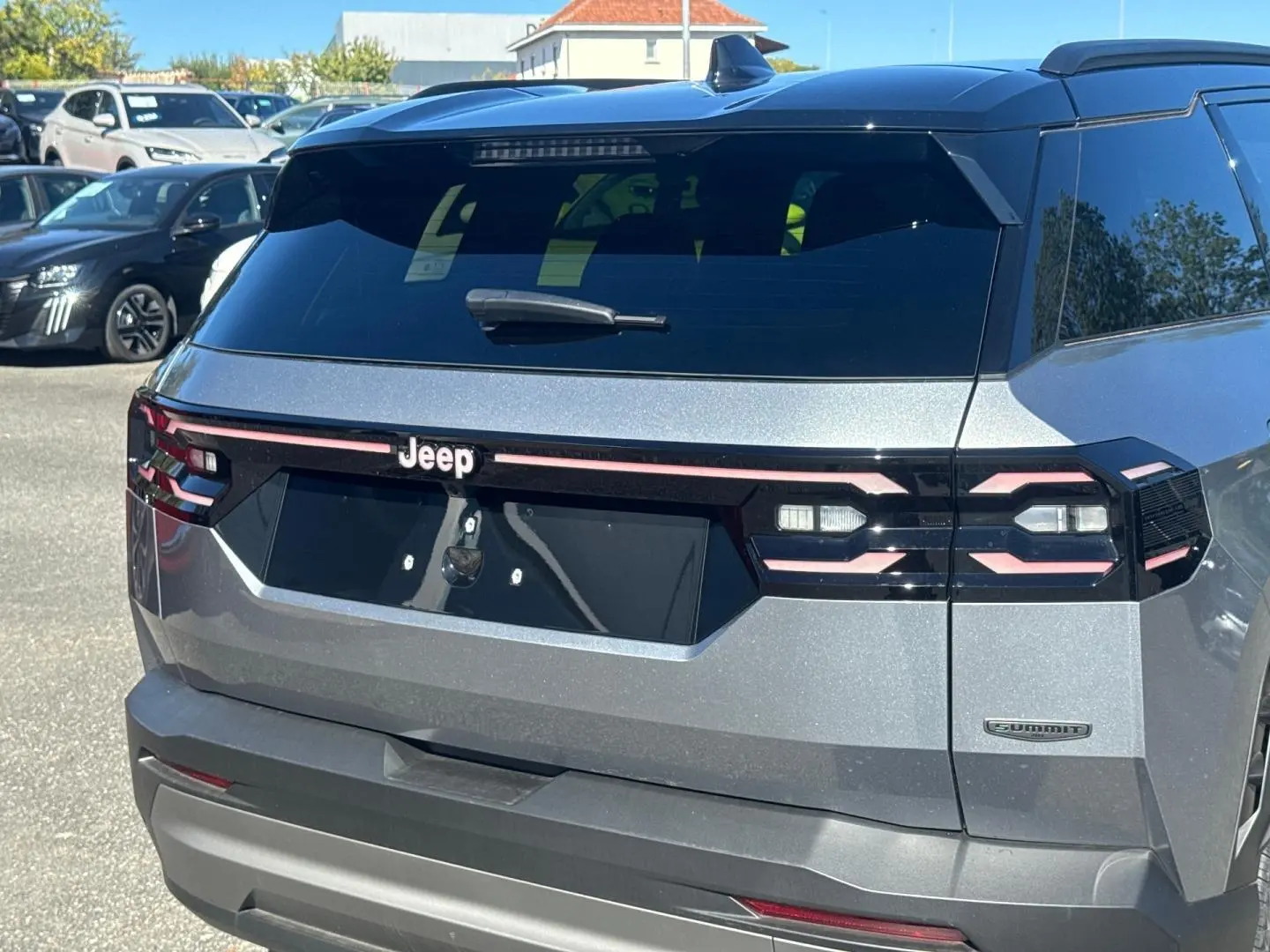 Vue arrière du Jeep Compass 2026 Yosemite avec toit noir, feux arrière LED et badge Summit visible côté droit.