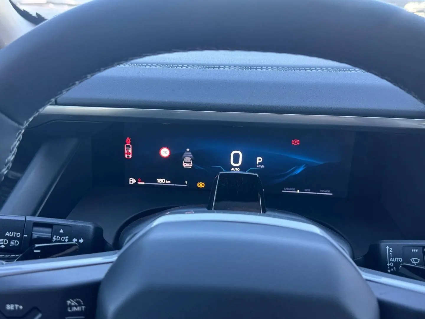 Vue du tableau de bord numérique du Jeep Compass 2026, affichage moderne avec écran couleur et volant partiellement visible.