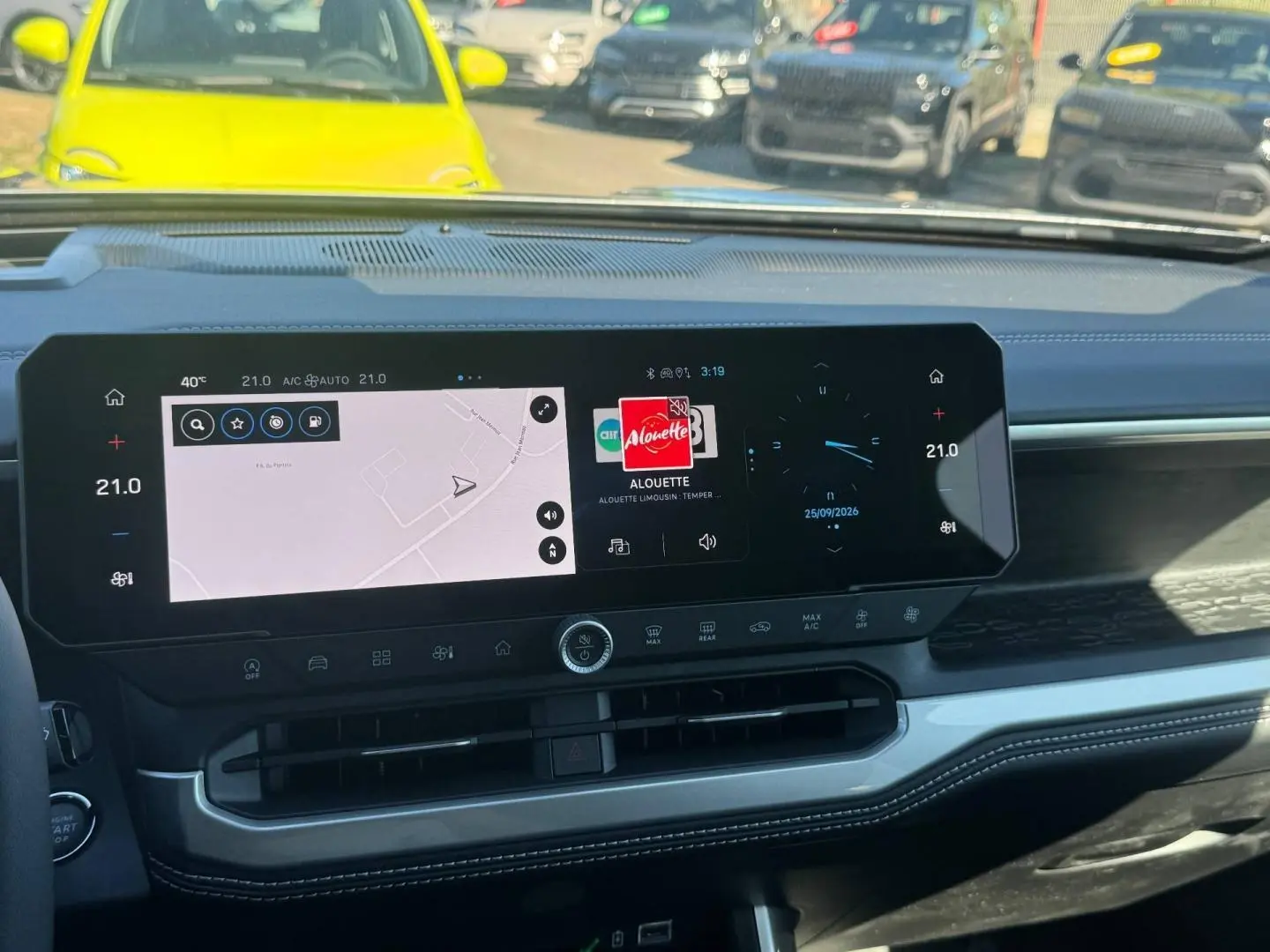 Vue intérieure du tableau de bord du Jeep Compass 2026 avec écran tactile large et commandes climatisation intégrées.