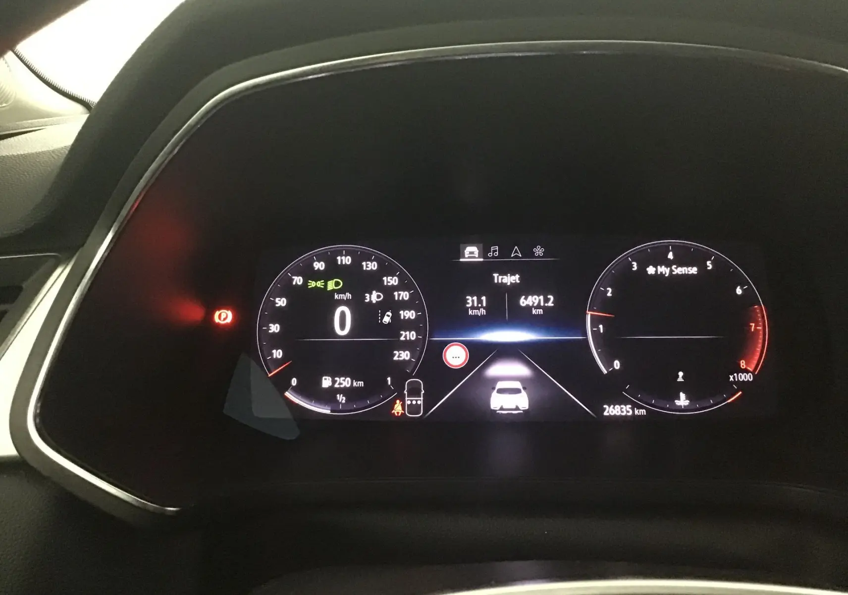 Tableau de bord numérique du Renault Captur 2024 affichant vitesse, compte-tours et informations de trajet en vue frontale.