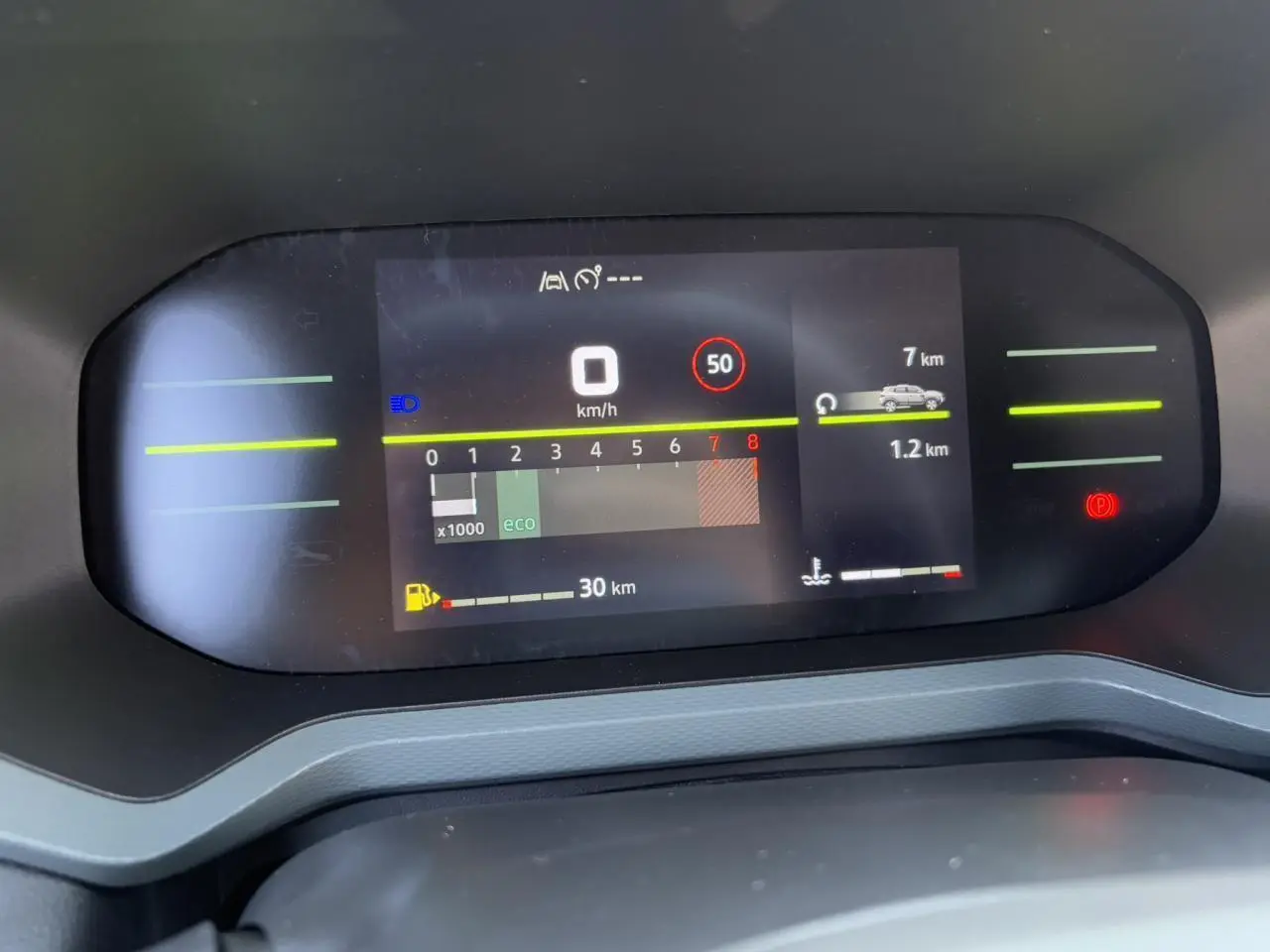 Tableau de bord digital 7 pouces du Dacia Duster 2025 affichant la vitesse, la consommation et l'autonomie.