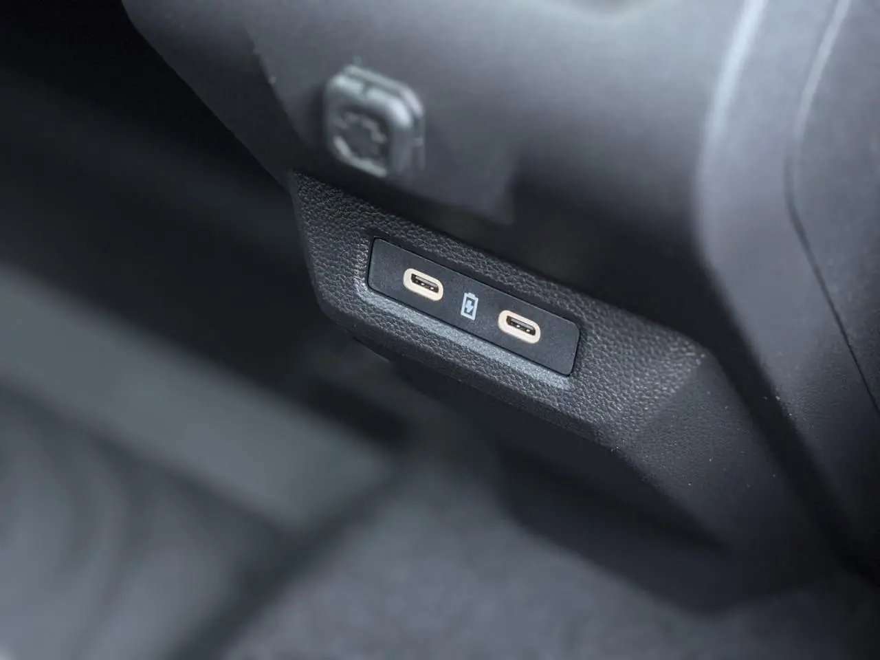 Prise USB double type C en gros plan dans l'habitacle du Dacia Duster TCE 4x2 Mild Hybrid 130 Extrême noir nacré.
