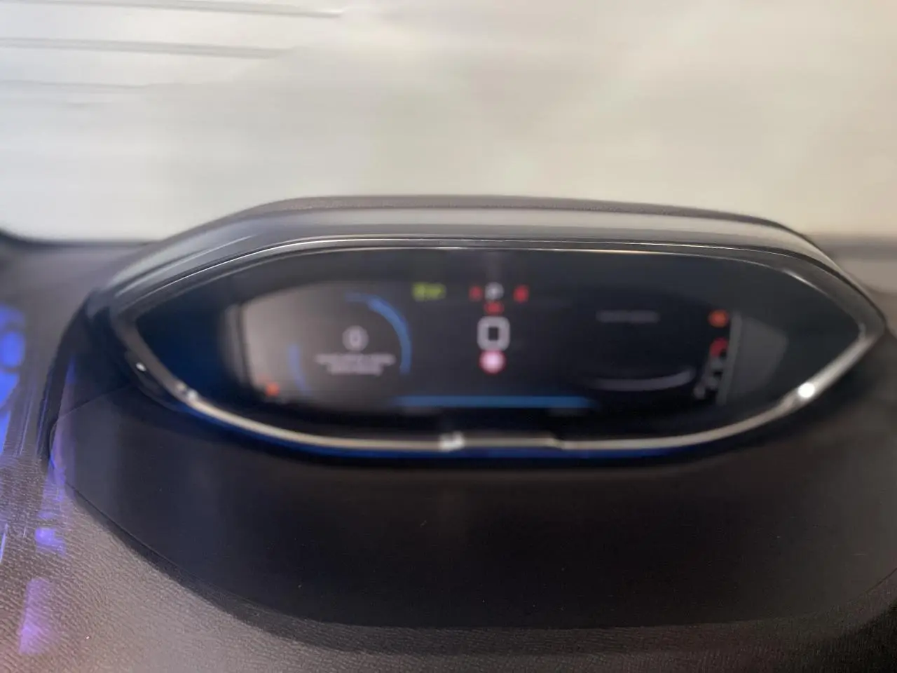 Affichage numérique du combiné tête haute du Peugeot 5008 2024, vue rapprochée du tableau de bord noir.