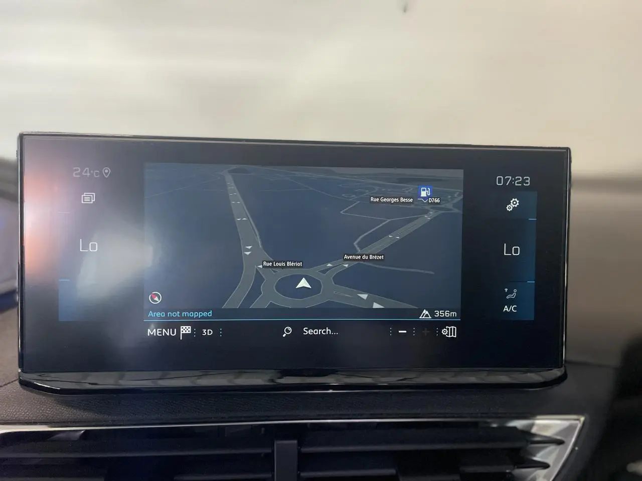 Écran tactile 10 pouces du Peugeot 5008 2024 affichant la navigation 3D et la climatisation automatique en mode bas.