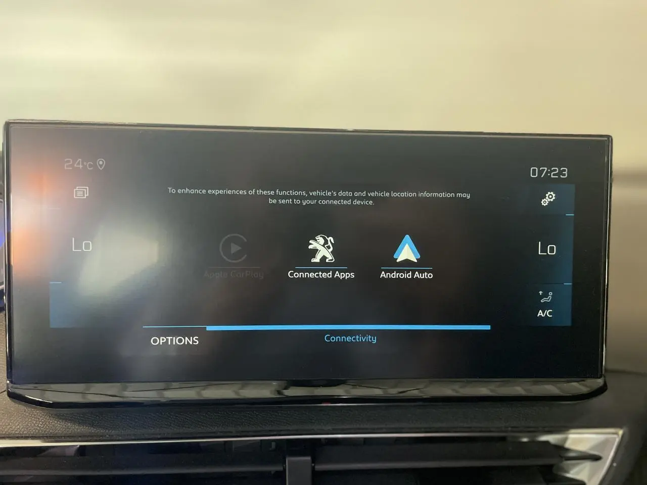 Écran tactile central du Peugeot 5008 2024 affichant les options Apple CarPlay et Android Auto dans l'habitacle.