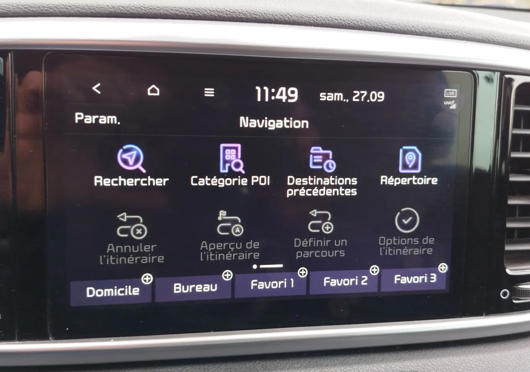 Écran tactile de navigation du Kia Sportage blanc 2022 affichant les options de recherche et itinéraires.