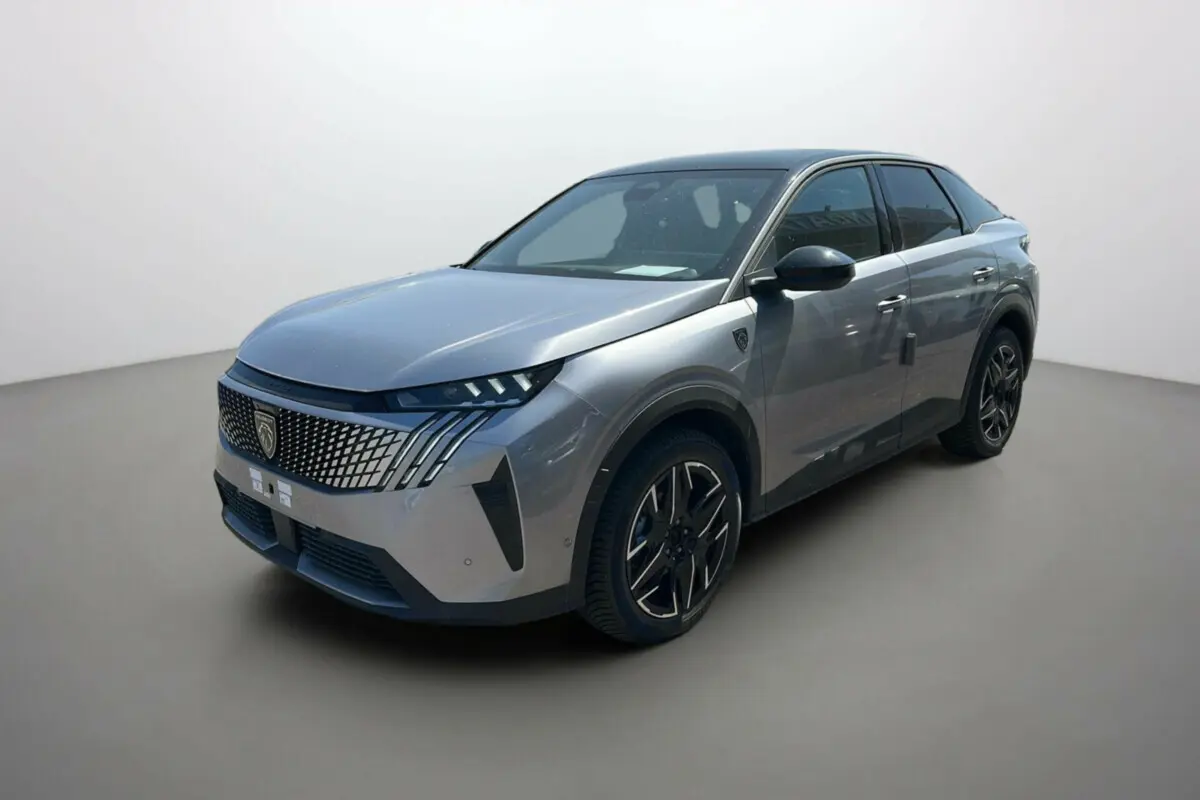 Peugeot 3008 Hybrid 145 GT Alcantara gris artense avec toit noir, vue 3/4 avant droit mettant en valeur sa calandre distinctive.