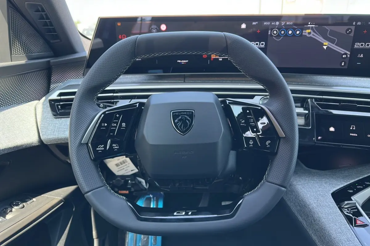 Vue rapprochée du volant GT en Alcantara du Peugeot 3008 Hybrid 145, avec tableau de bord numérique moderne.