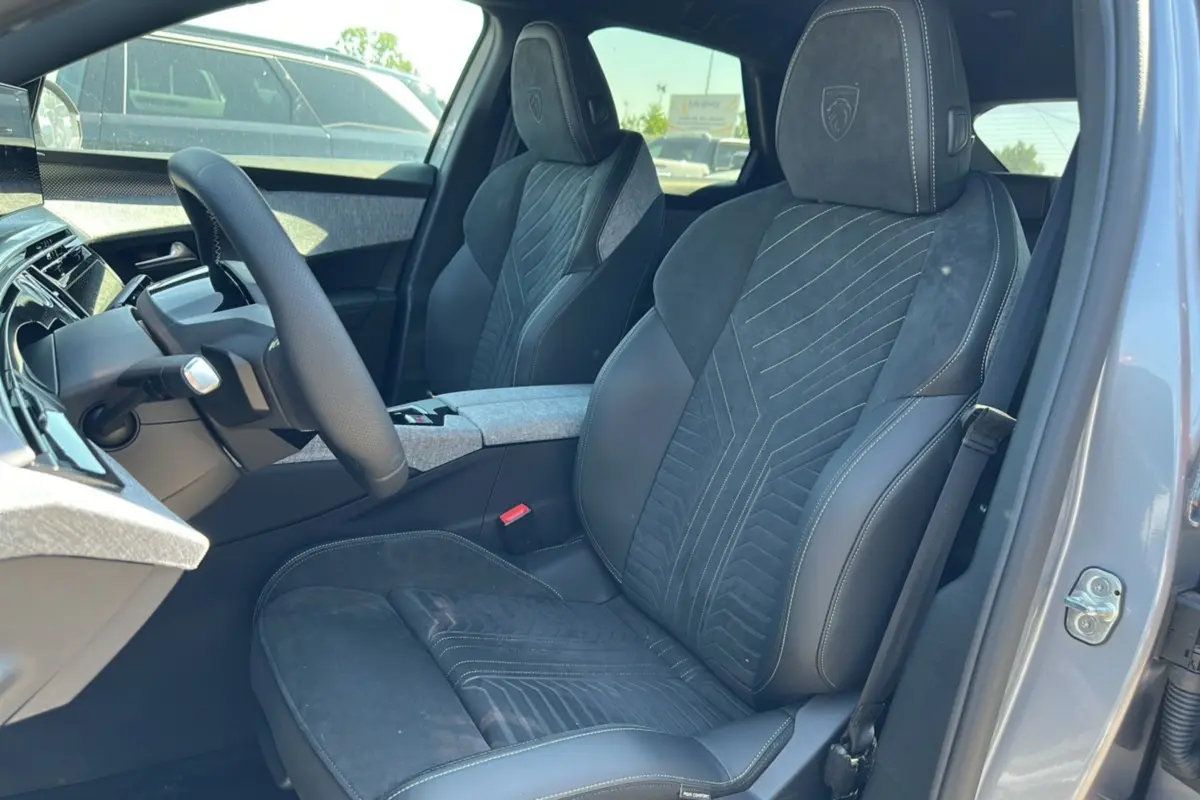 Intérieur du Peugeot 3008 Hybrid 145 GT Alcantara 2025, vue côté conducteur sur sièges en Alcantara gris et noir.