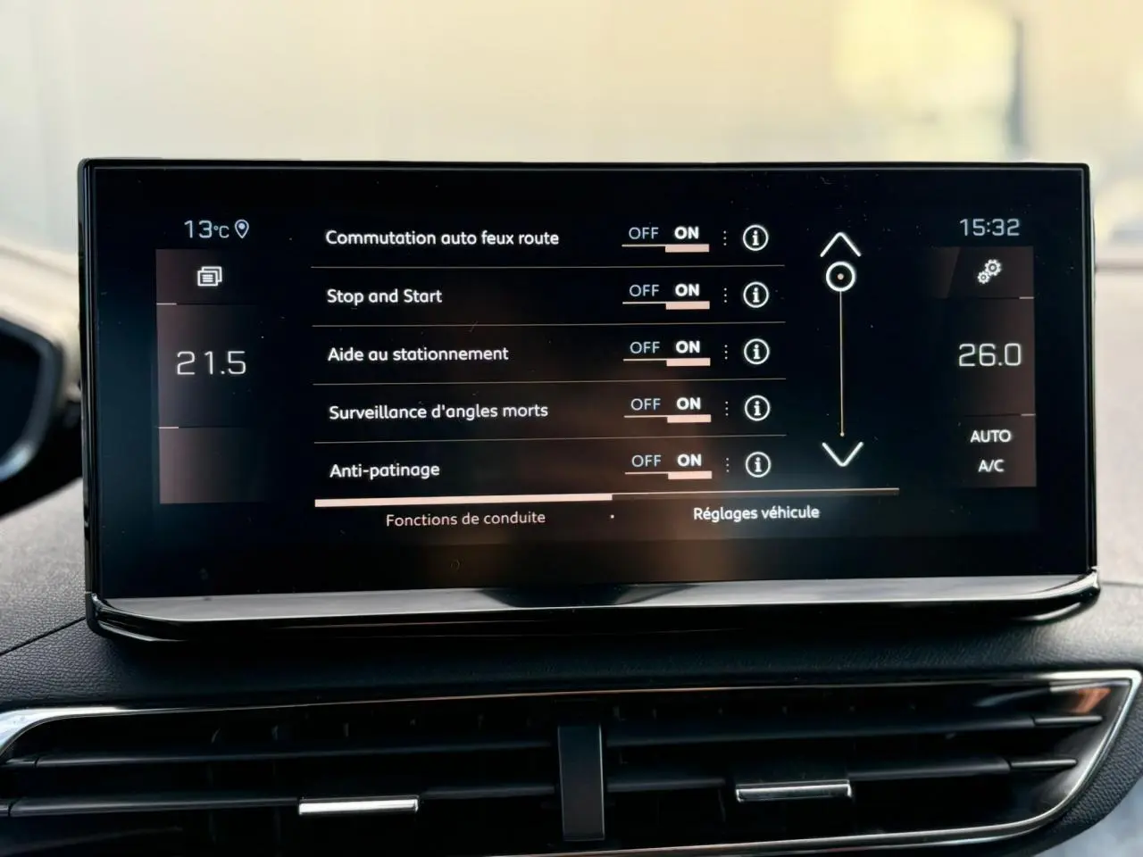 Écran tactile central du Peugeot 3008 GT 2023 montrant les réglages d’aides à la conduite et climatisation.