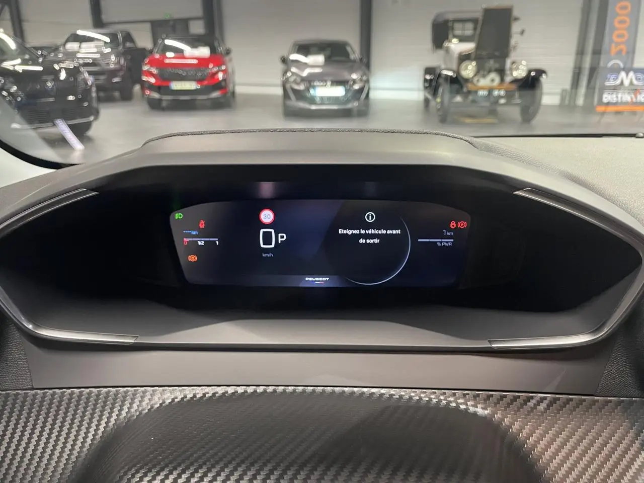 Vue intérieure du combiné numérique de la Peugeot 208 gris selenium, affichant les informations de conduite au tableau de bord.