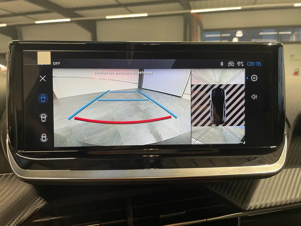 Écran tactile intérieur affichant la caméra de recul et vue 360° de la Peugeot 208 gris selenium, tableau de bord visible.