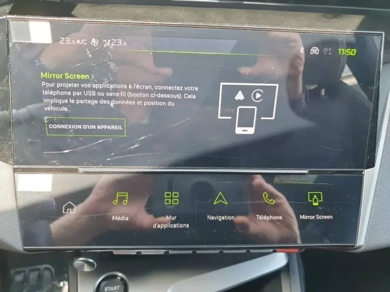 Écran tactile central du tableau de bord de la Peugeot 308 blanc Okénite, affichant le menu Mirror Screen.