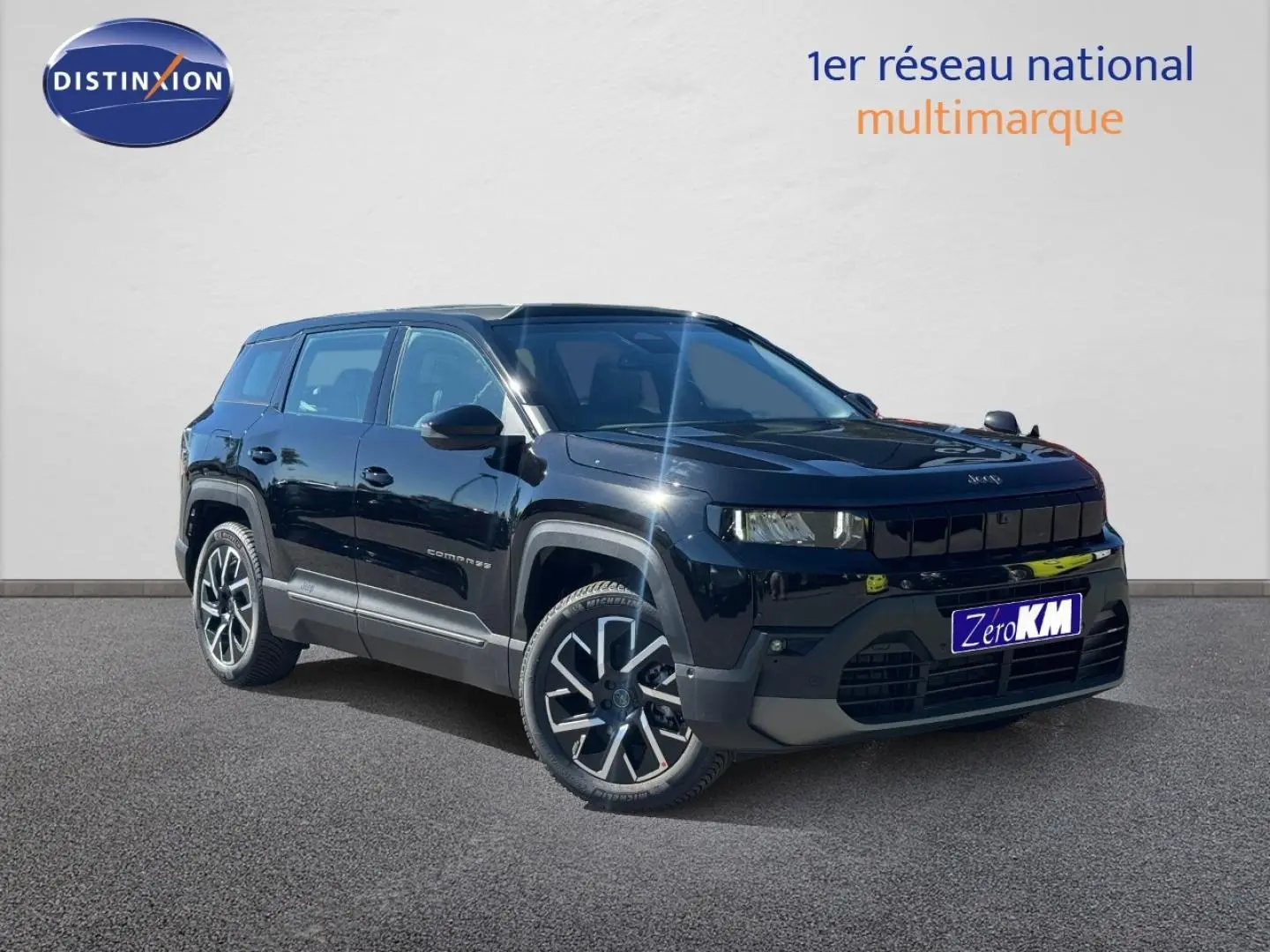 Jeep Compass 2026 couleur Vulcano en 3/4 avant droit, avec jantes alliage et calandre noire distinctive.