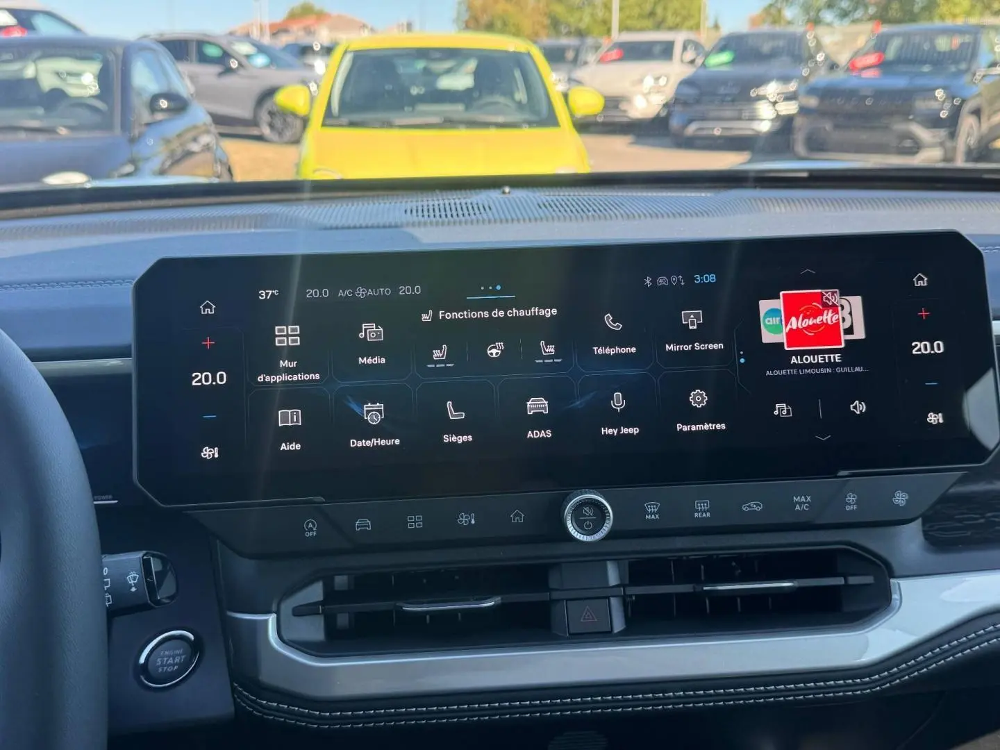 Tableau de bord du Jeep Compass 2026 avec écran tactile large et commandes de climatisation visibles.