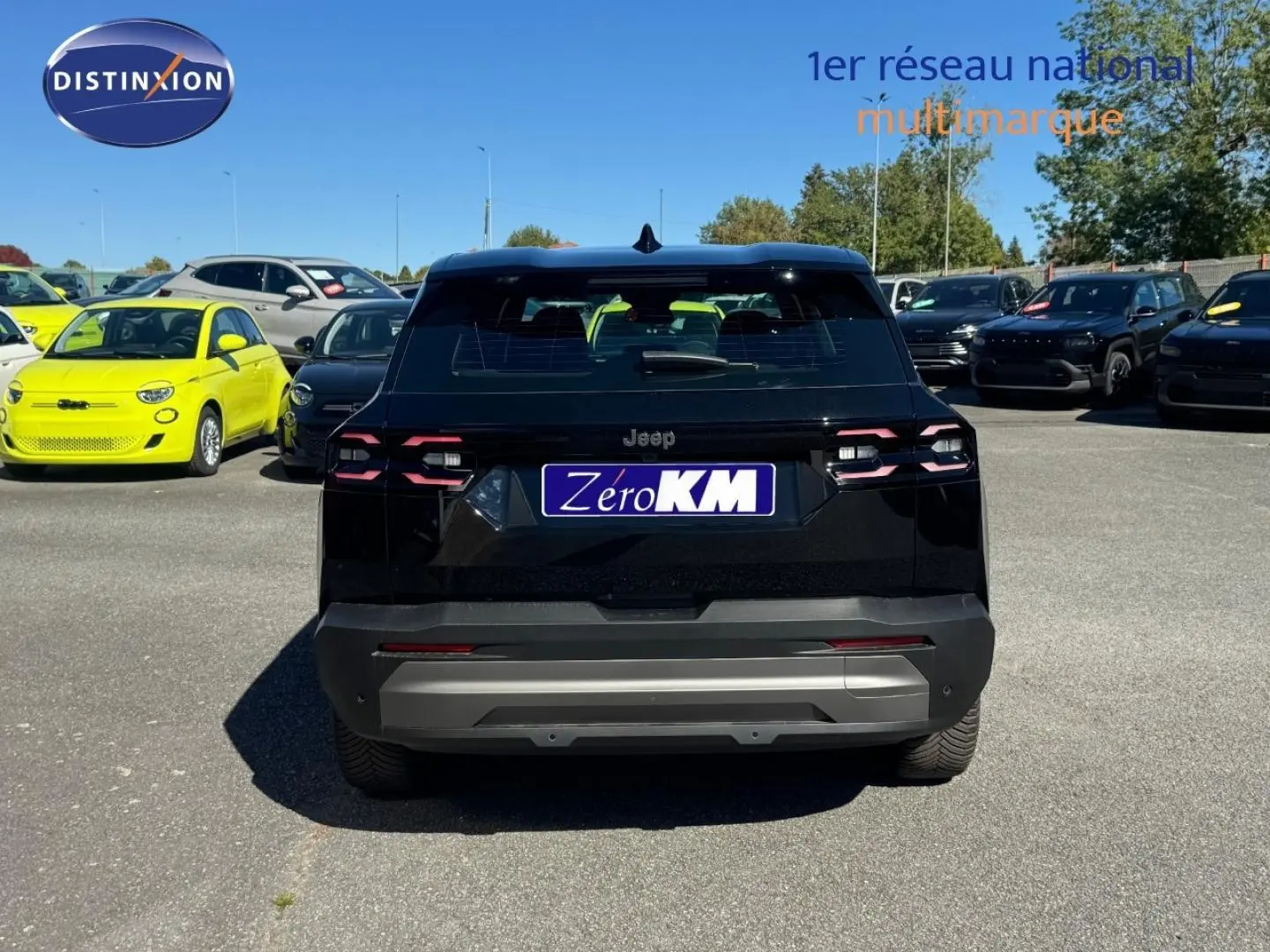 Vue arrière d'un Jeep Compass 2026 noir Vulcano avec feux LED et bouclier arrière gris sur parking.