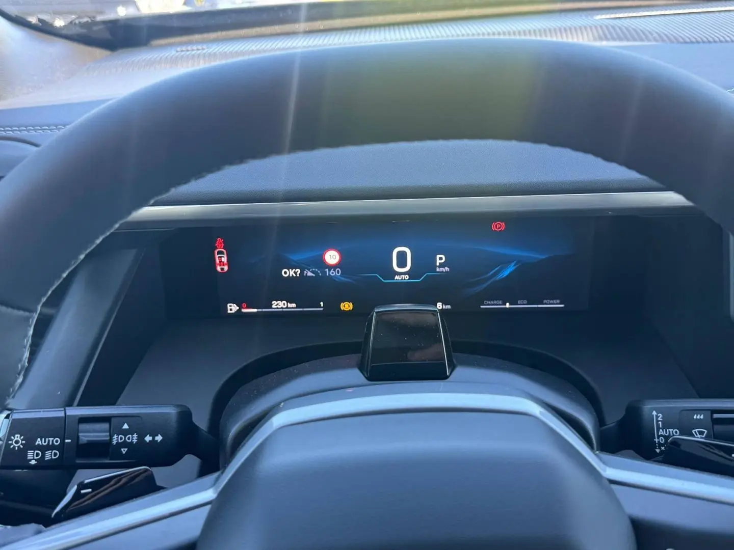 Vue intérieure du tableau de bord numérique du Jeep Compass 2026, affichage clair avec compteur central et commandes au volant.