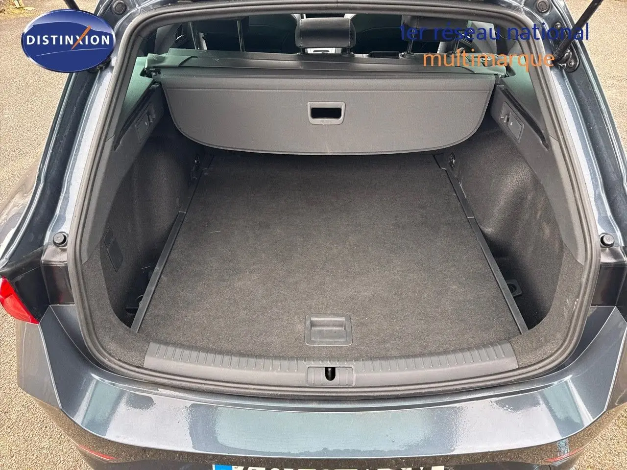 Coffre ouvert d'une CUPRA LEON ST 1.5 ETSI 150CH DSG 2024 en gris magnetic metal, montrant un espace de chargement vide et propre.