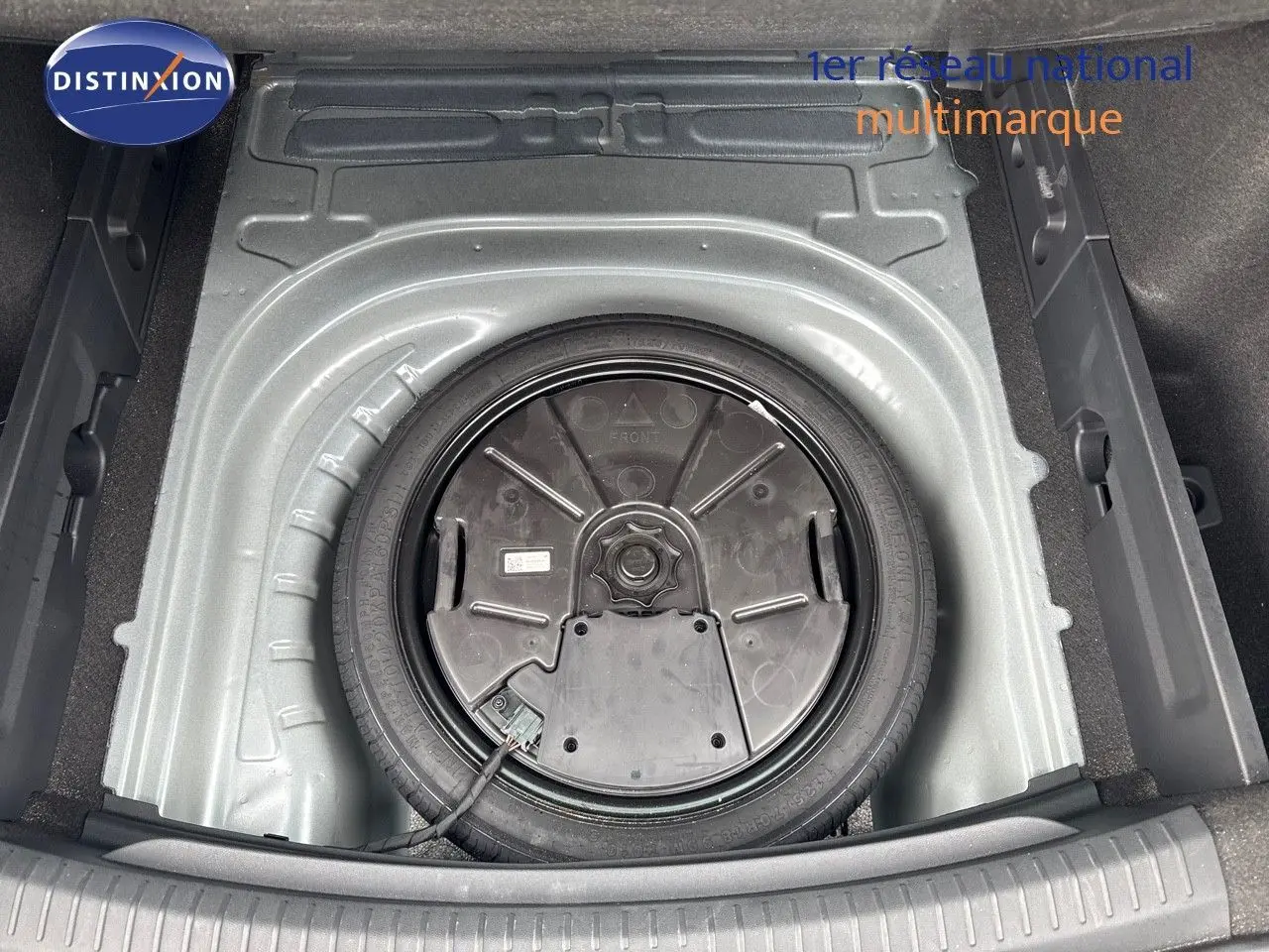 Roue de secours dans le coffre d'une CUPRA LEON ST 2024 gris magnetic metal, vue plongeante sur le rangement intérieur.