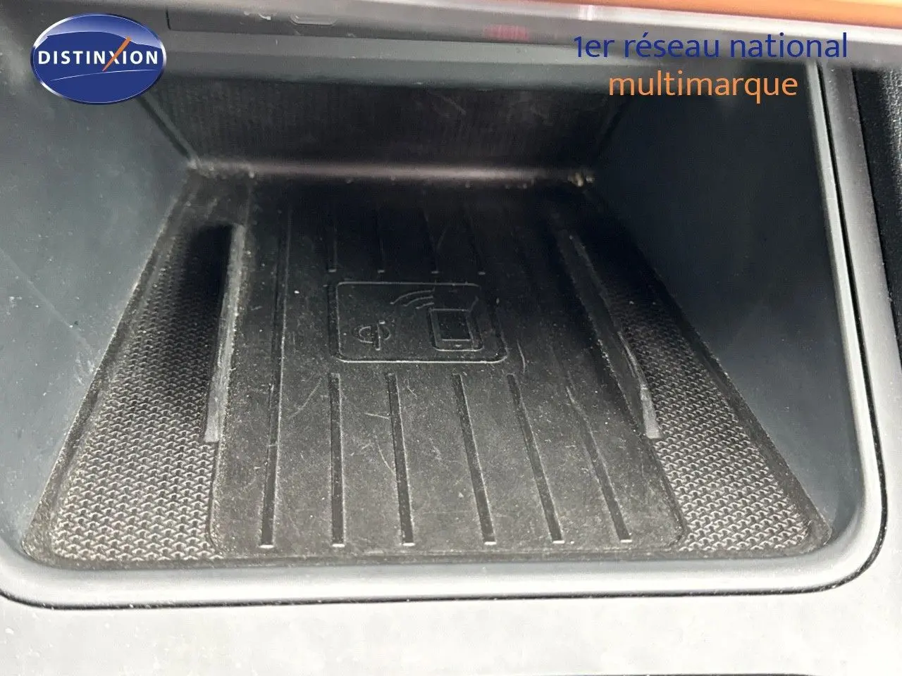 Plateau de recharge sans fil noir dans l'habitacle d'une CUPRA LEON ST gris magnetic metal 2024.