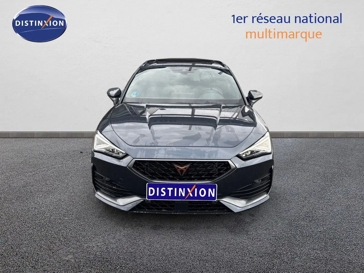 Vue frontale d'une CUPRA LEON ST 2024 gris magnetic metal avec calandre noire et logo CUPRA distinctif.