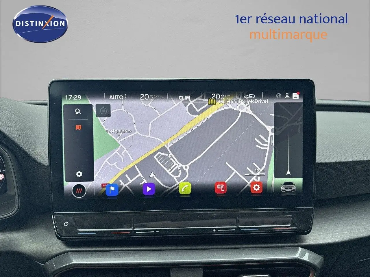 Écran tactile central avec navigation GPS dans l'habitacle d'une CUPRA LEON ST gris Magnetic Metal 2024.