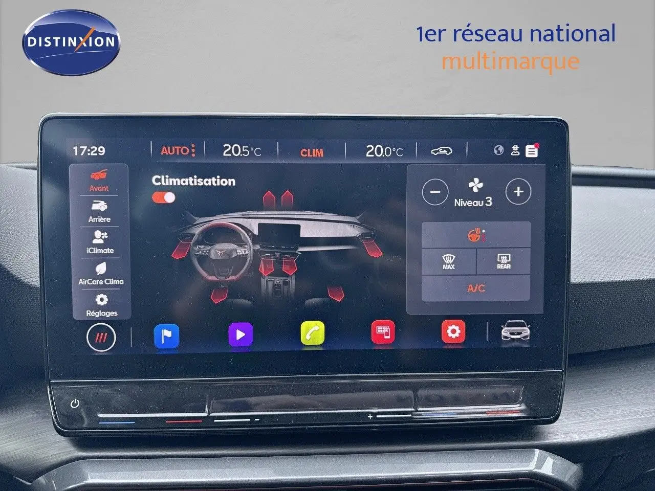 Écran tactile central affichant la climatisation du CUPRA LEON ST gris, vue rapprochée de l'intérieur moderne.