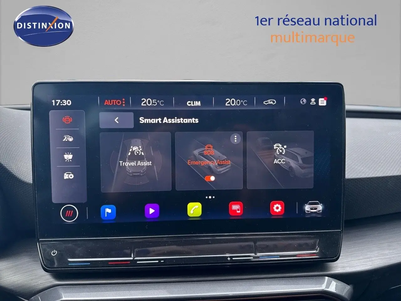 Écran tactile central affichant les assistants intelligents dans l'habitacle moderne d'une CUPRA LEON ST gris magnetic metal.