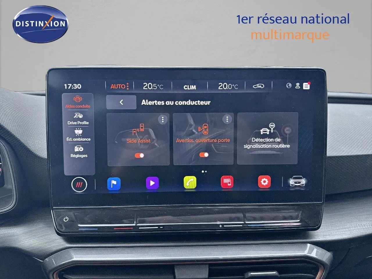 Écran tactile central affichant les alertes au conducteur dans l'habitacle d'une CUPRA LEON ST 2024.