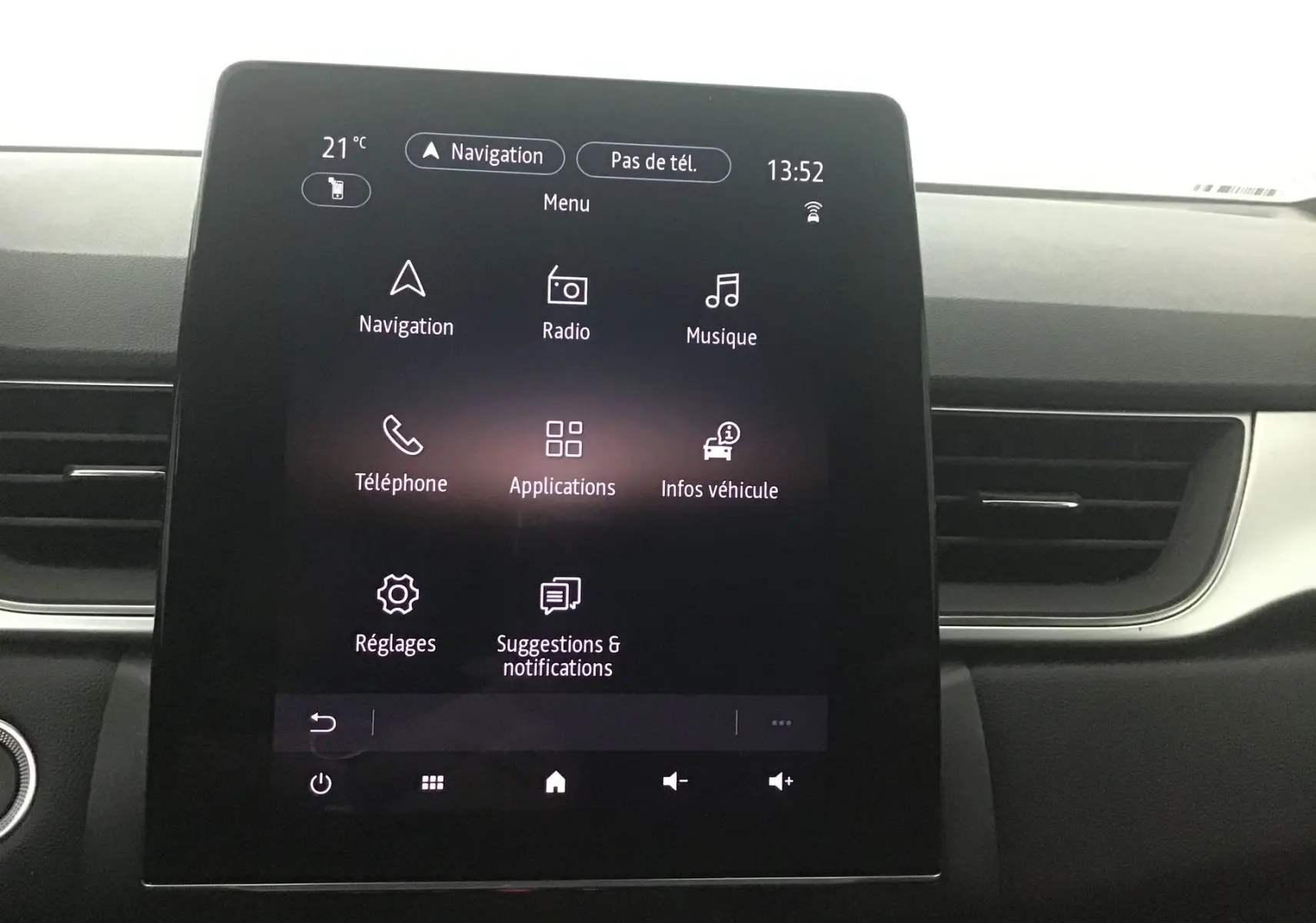 Écran tactile Easy Link 7 pouces du Renault Captur 2024 affichant le menu principal avec navigation et applications.