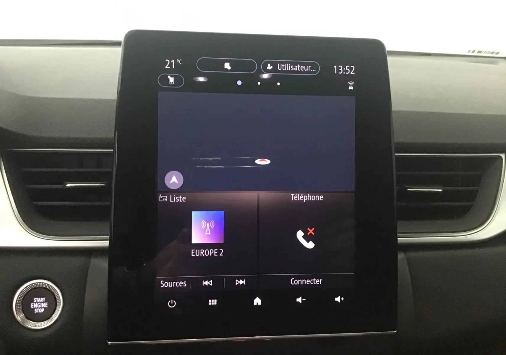 Écran tactile Easy Link 7'' du Renault Captur 2024, affichant navigation et options multimédia, avec bouton Start Engine à gauche.