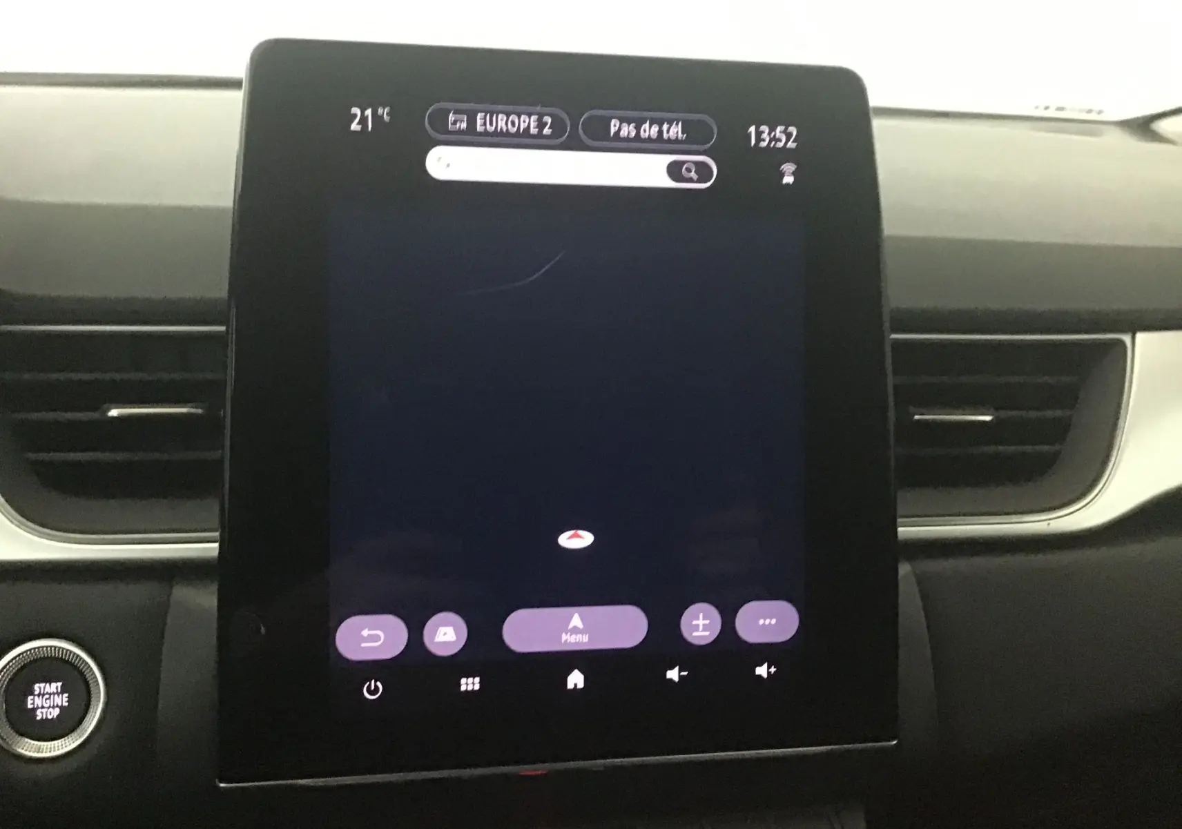 Écran tactile central Easy Link 7 pouces du tableau de bord du Renault Captur 2024, interface en navigation.