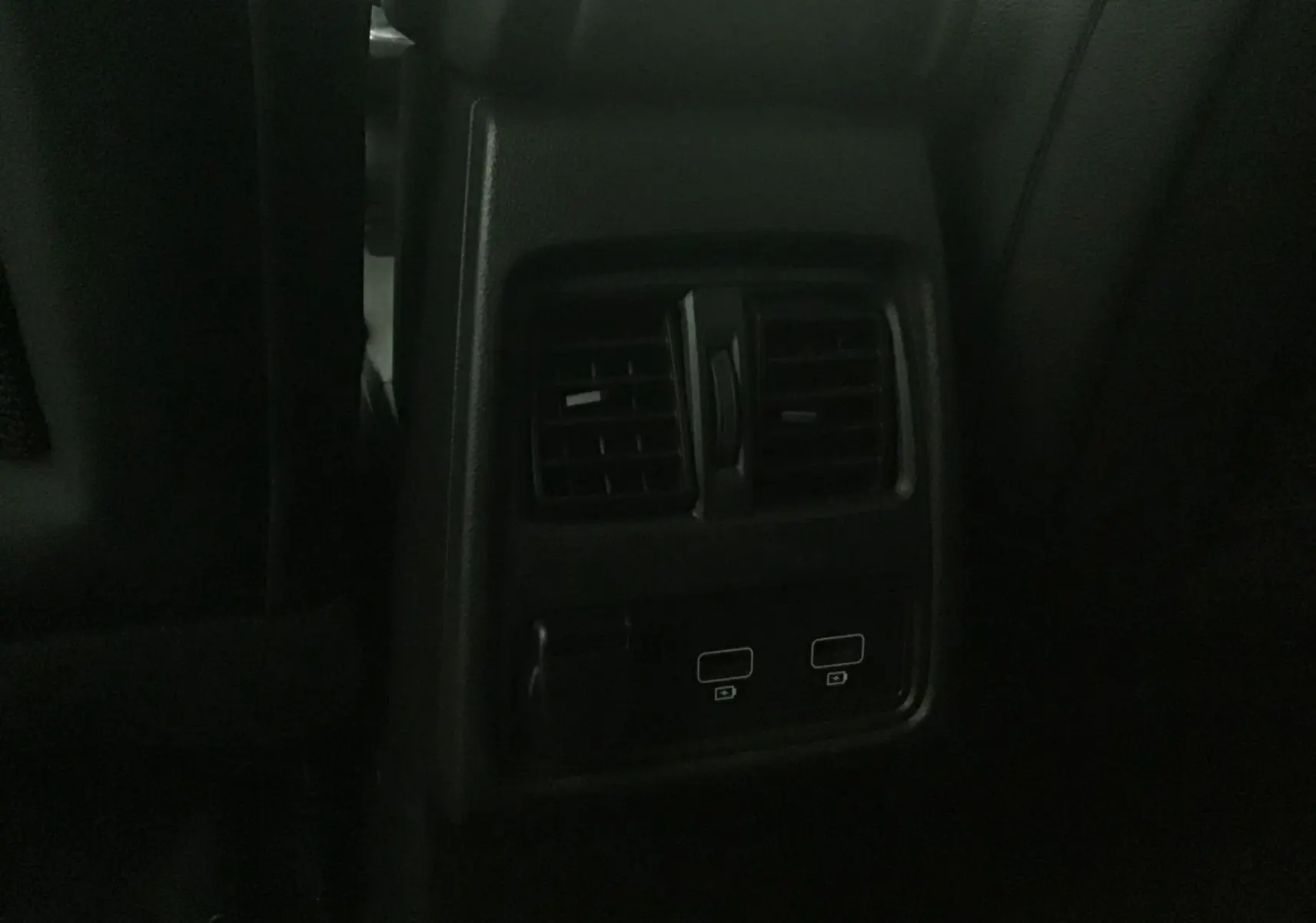 Prise en gros plan des aérateurs arrière et ports USB du Renault Captur 2024 gris cassiopée/noir, version 1.0 TCE 90 Techno.