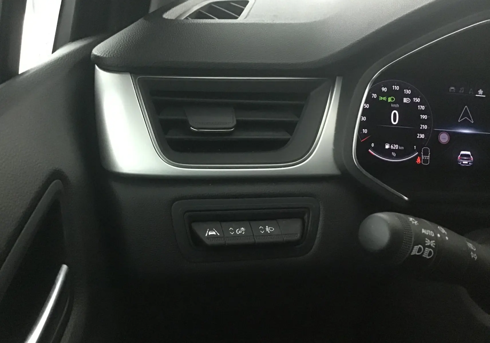 Vue intérieure du tableau de bord gauche du Renault Captur 2024, avec commandes d'assistance et affichage numérique.