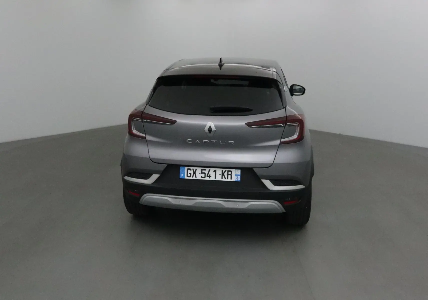 Vue arrière du Renault Captur gris Cassiopée avec toit noir, feux LED et plaque d'immatriculation française.