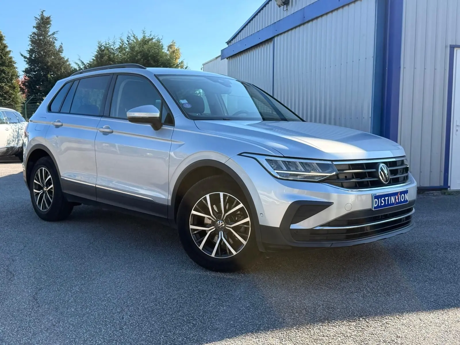 Volkswagen Tiguan 1.5 TSI argent en 3/4 avant droit, avec jantes alliage et calandre noire distinctive.