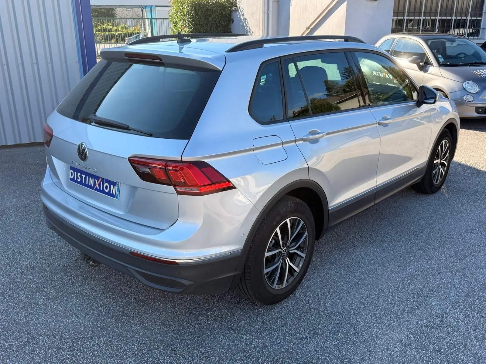 Volkswagen Tiguan 1.5 TSI 150ch Life argent, vue 3/4 arrière droit avec feux arrière LED et jantes alliage.
