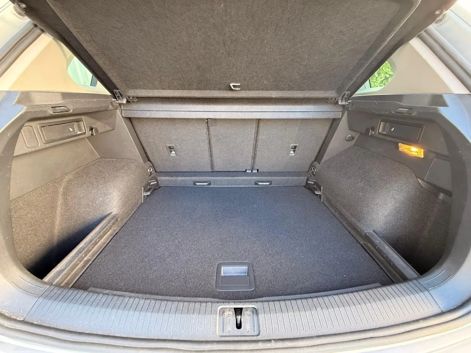 Coffre ouvert du Volkswagen Tiguan 1.5 TSI 150CH LIFE DSG7 2021 en reflet argent, montrant un espace de chargement propre et spacieux.