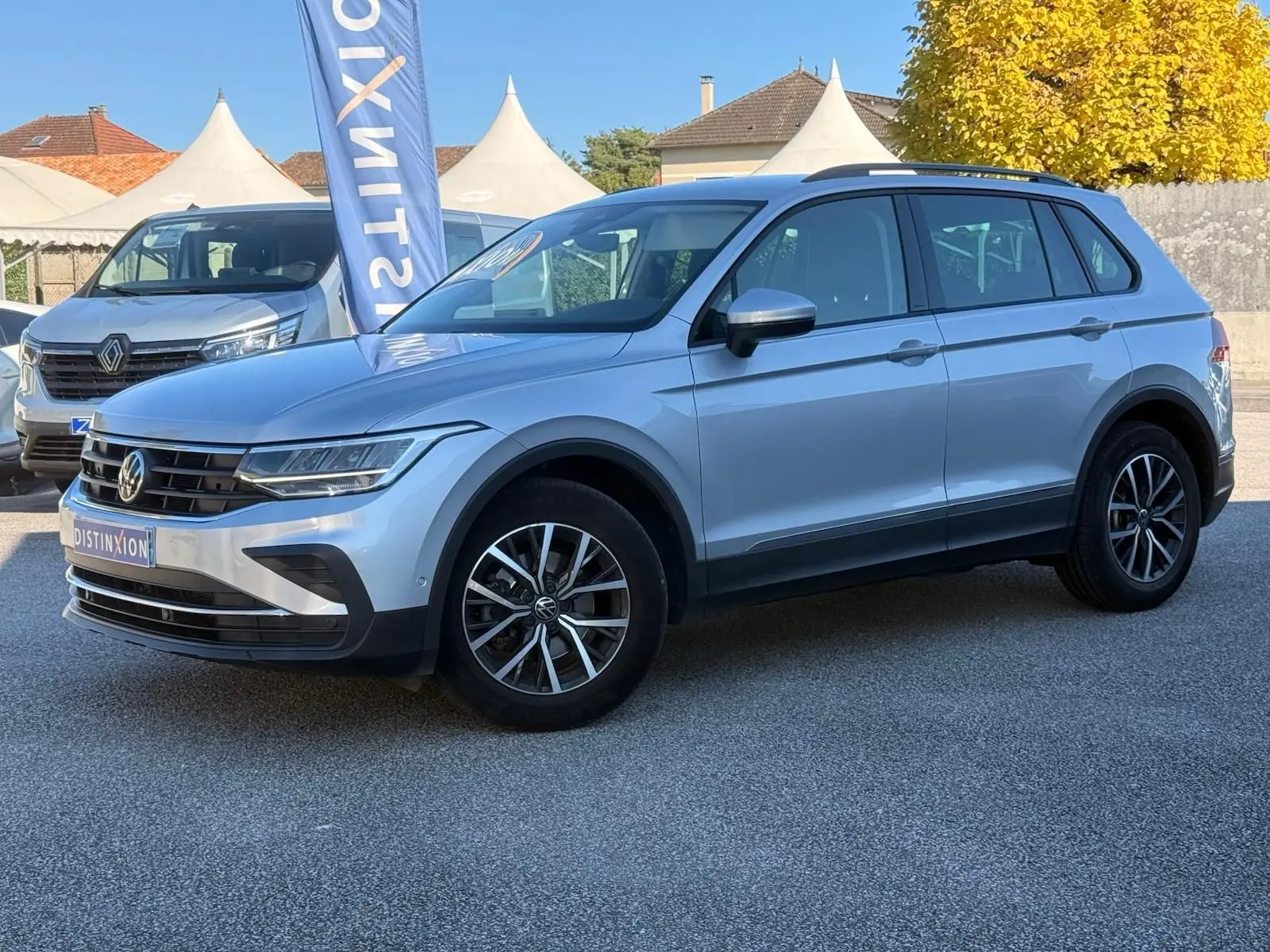 Volkswagen Tiguan 1.5 TSI 150ch Life DSG7 en reflet argent vu de profil côté gauche, avec jantes alliage et calandre noire.